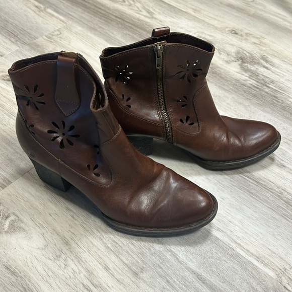 Born Shoes Women’s Brown Leather Laser Cut Zip Short Boots Style D34116 / Sz 10 - Picture 1 of 10